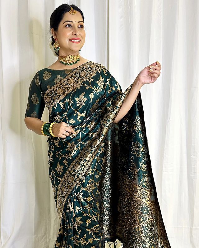 Pleasurable Dark Green Soft Banarasi Silk Saree With Improbable Blouse Piece