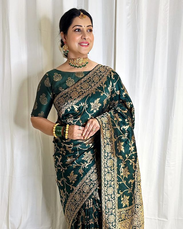 Pleasurable Dark Green Soft Banarasi Silk Saree With Improbable Blouse Piece