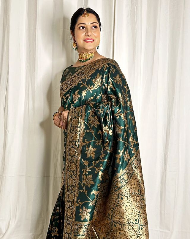 Pleasurable Dark Green Soft Banarasi Silk Saree With Improbable Blouse Piece