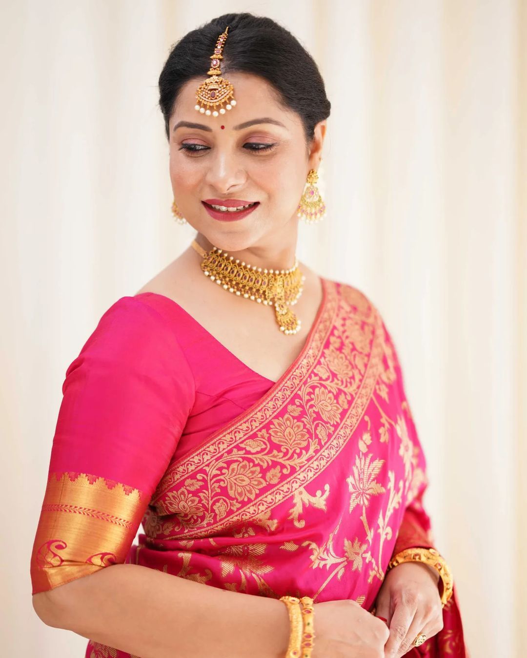 Evocative Dark Pink Soft Banarasi Silk Saree With Admirable Blouse Piece