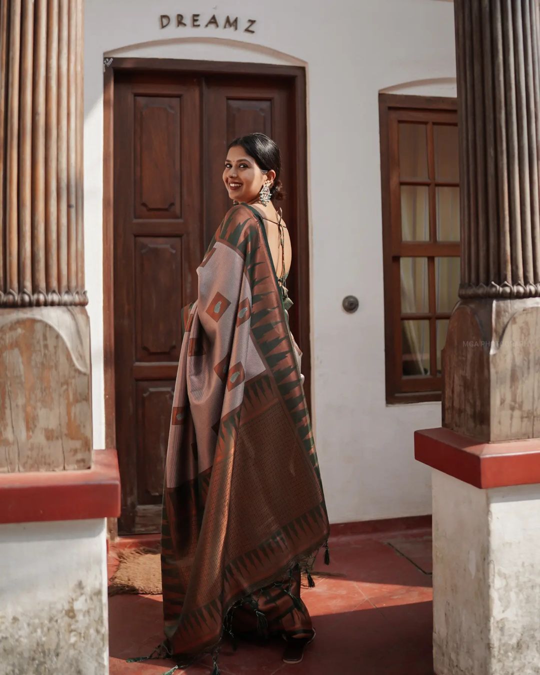 Fragrant Grey Soft Silk Saree With Snappy Blouse Piece