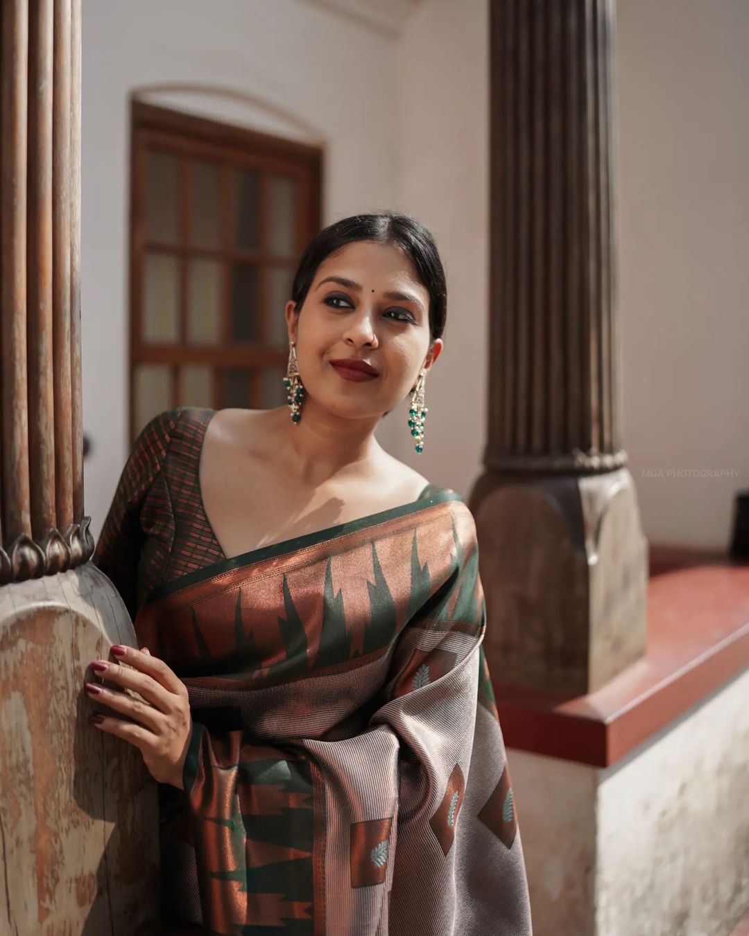 Fragrant Grey Soft Silk Saree With Snappy Blouse Piece