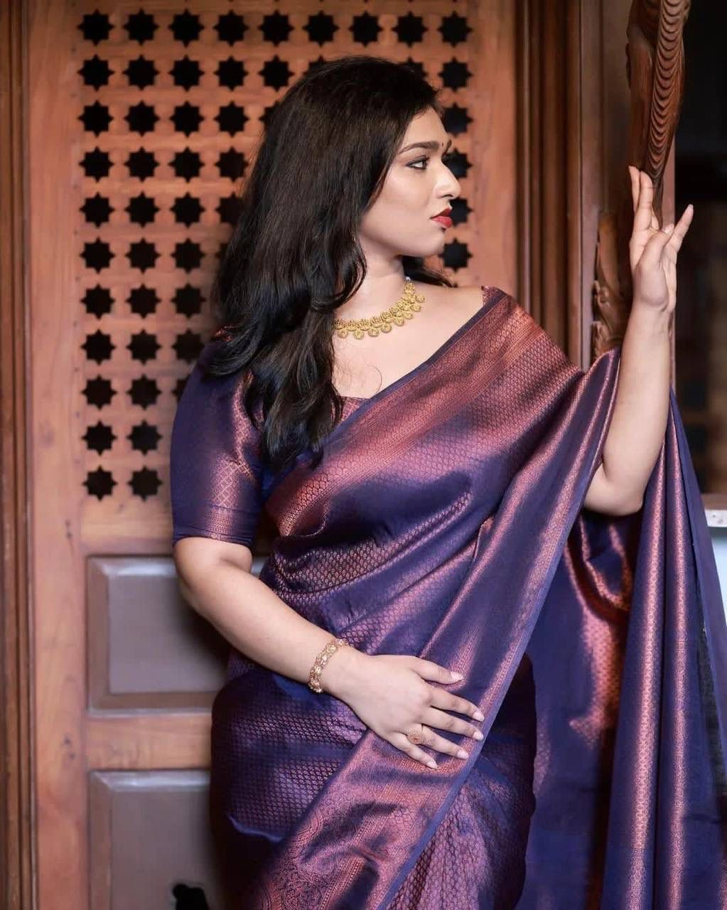 Entrancing Navy Blue Soft Silk Saree With Chatoyant Blouse Piece