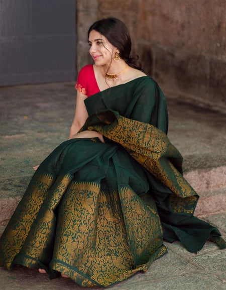 Arresting Green Soft Silk Saree With Groovy Blouse Piece
