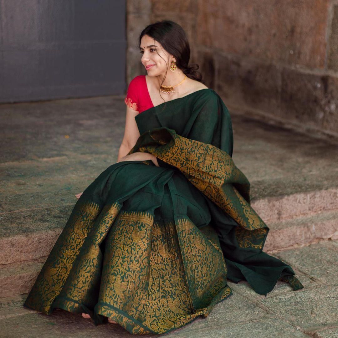 Arresting Green Soft Silk Saree With Groovy Blouse Piece