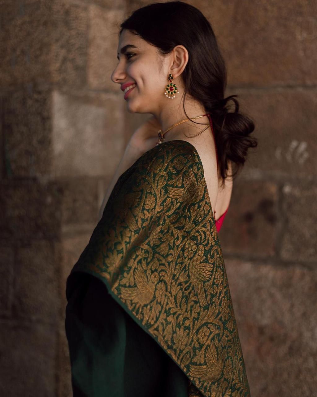 Arresting Green Soft Silk Saree With Groovy Blouse Piece