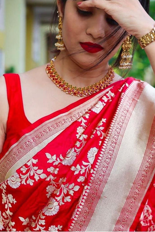 Load image into Gallery viewer, Fantabulous Red Soft Banarasi Silk Saree With Seraglio Blouse Piece
