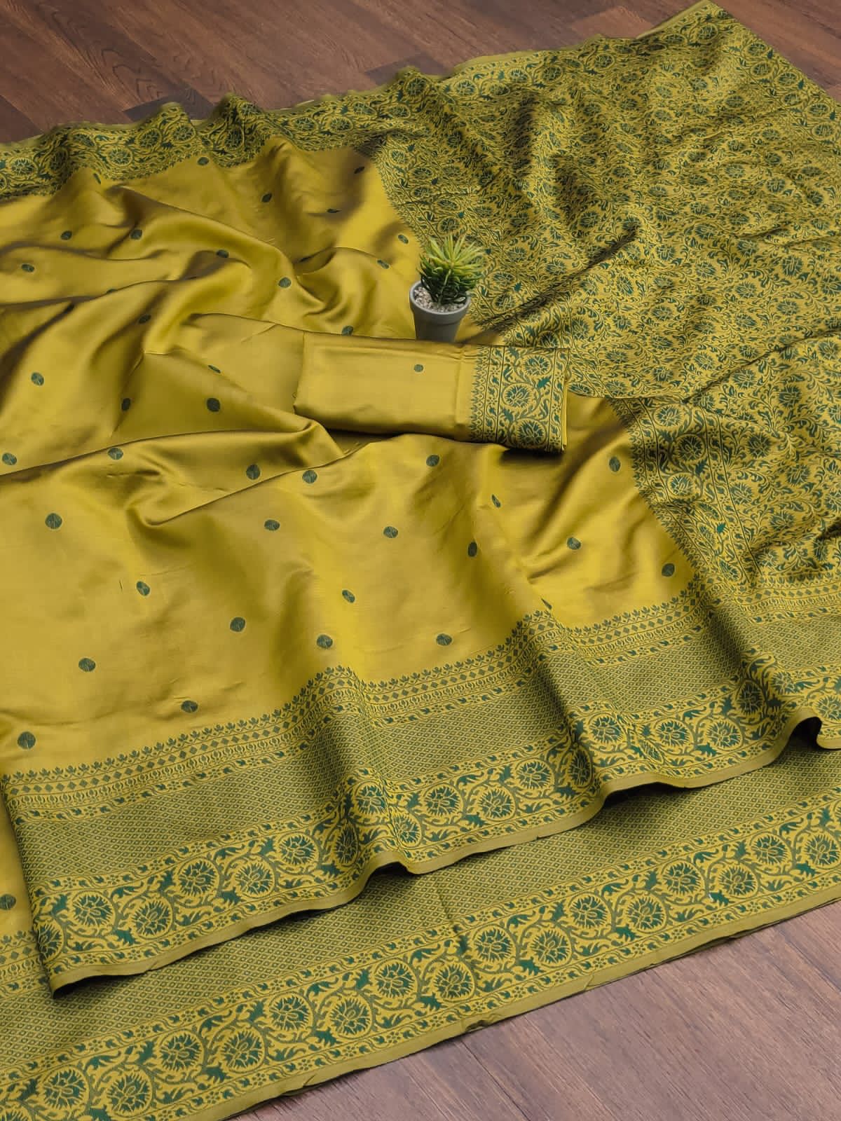 Groovy Mehandi Soft Silk Saree With Inspiring Blouse Piece