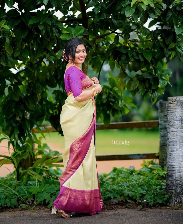 Elision Sea Green Soft Silk Saree With Evocative Blouse Piece