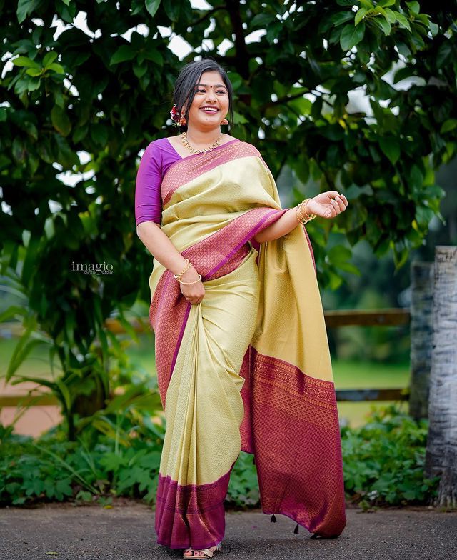 Elision Sea Green Soft Silk Saree With Evocative Blouse Piece