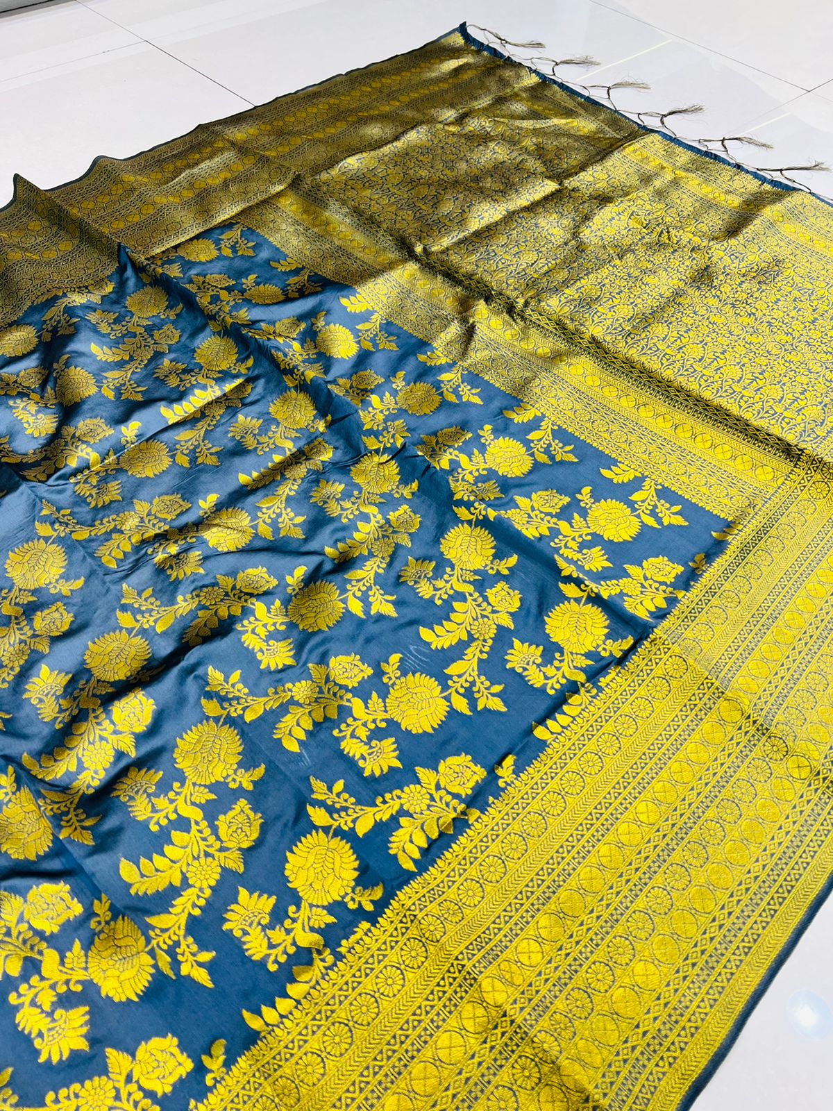 Precious Grey Banarasi Silk Saree With Adorable Blouse Piece