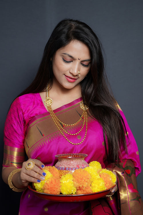 Load image into Gallery viewer, Engaging Magenta Paithani Silk Saree With Classy Blouse Piece
