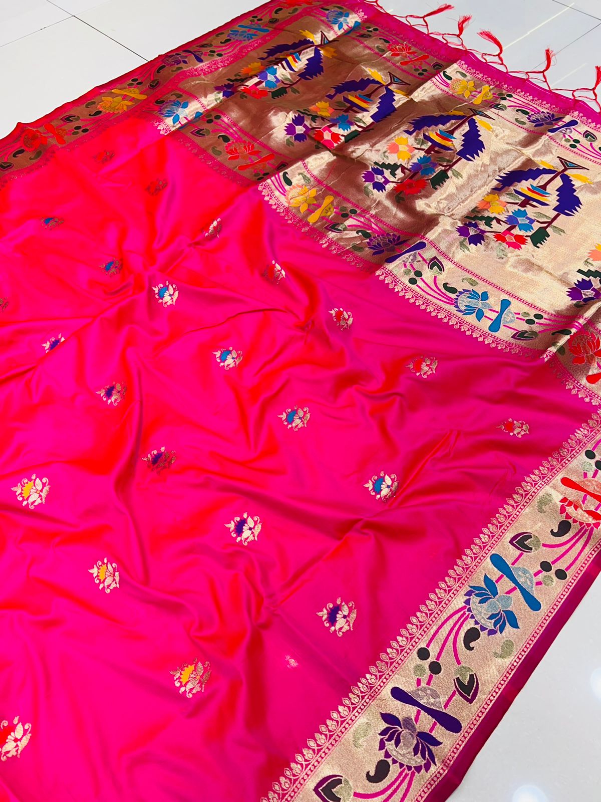 Twirling Dark Pink Paithani Silk Saree With Gorgeous Blouse Piece