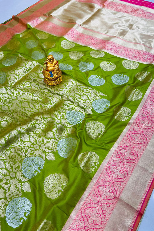 Load image into Gallery viewer, Exuberant Green Banarasi Silk Saree With Comely Blouse Piece
