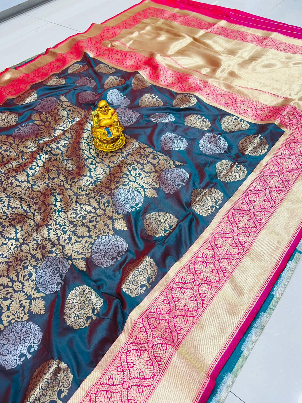 Supernal Rama Banarasi Silk Saree With Comely Blouse Piece