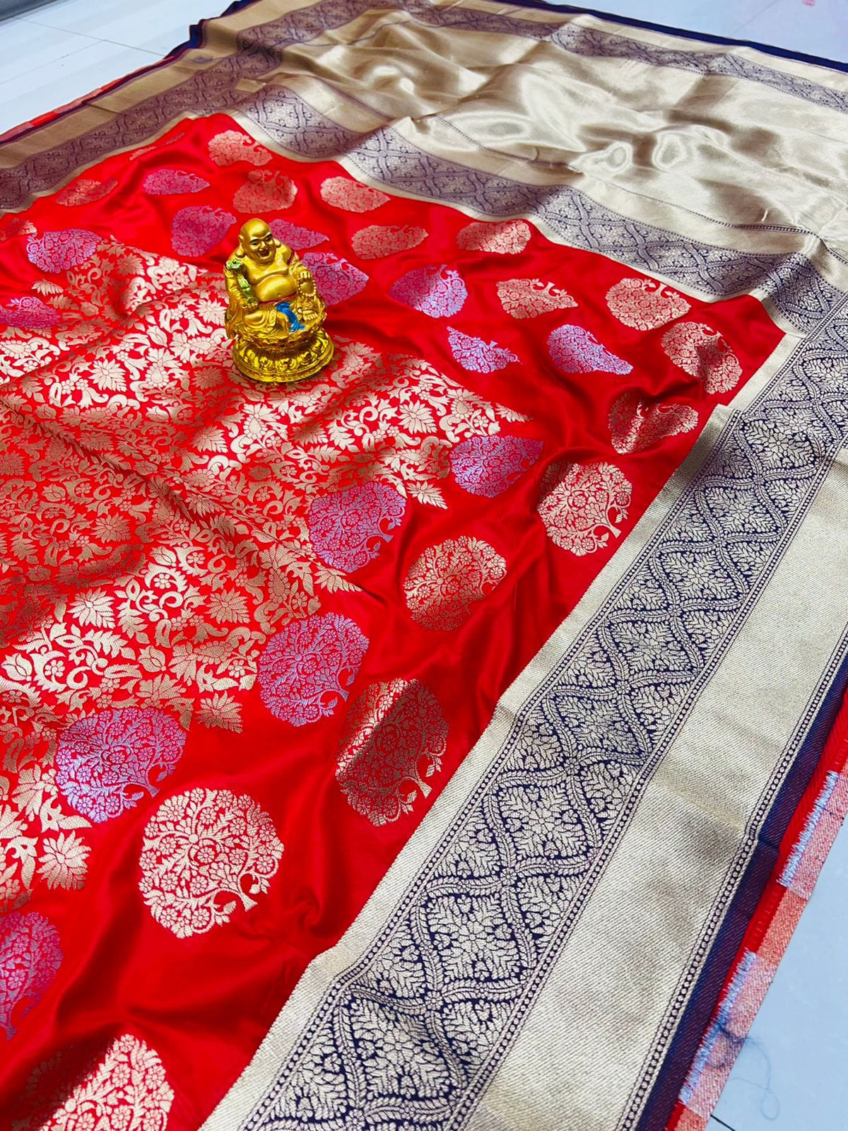 Incomparable Red Banarasi Silk Saree With Comely Blouse Piece