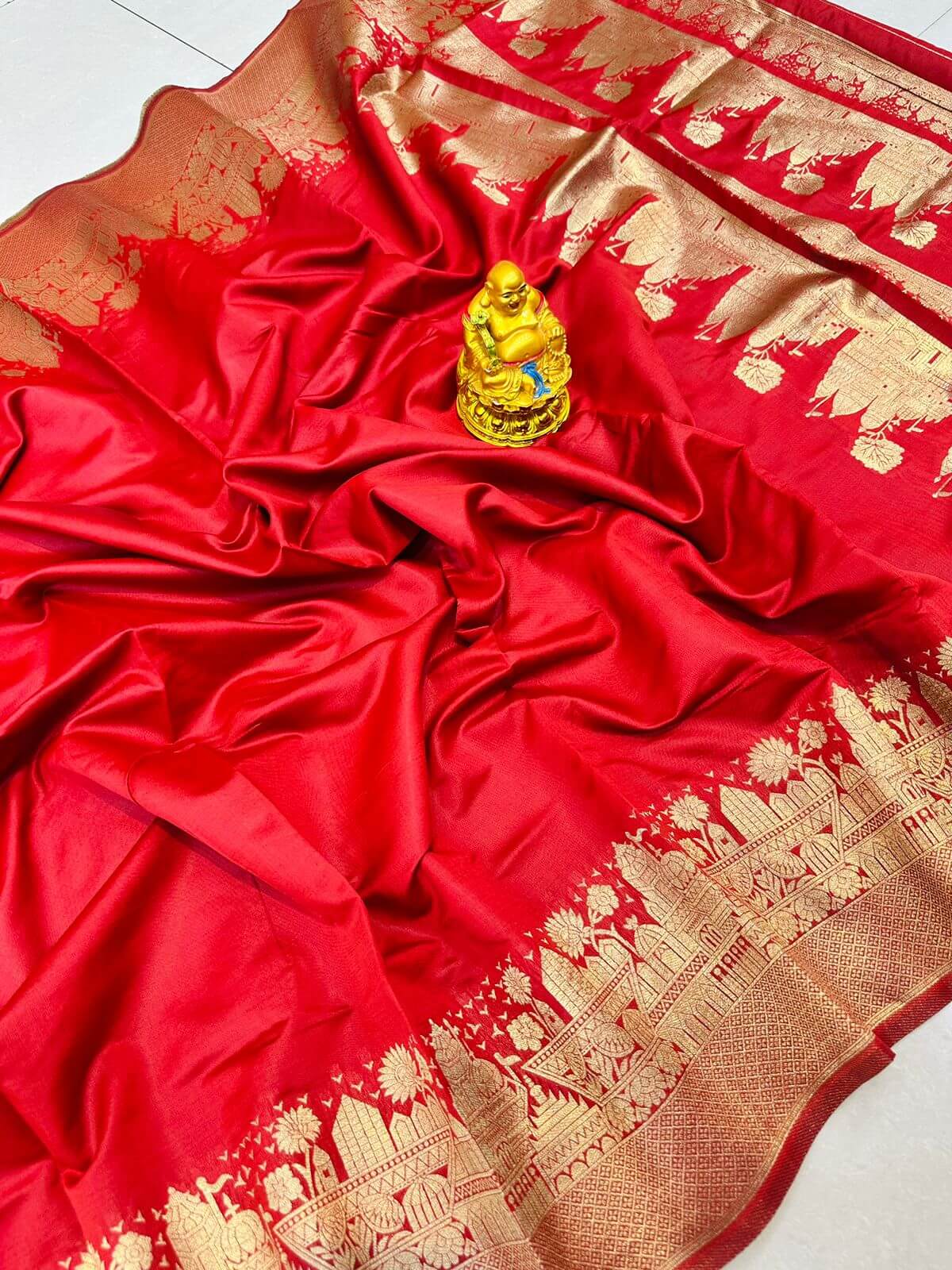 Beauteous Red Soft Banarasi Silk Saree With Vestigial Blouse Piece