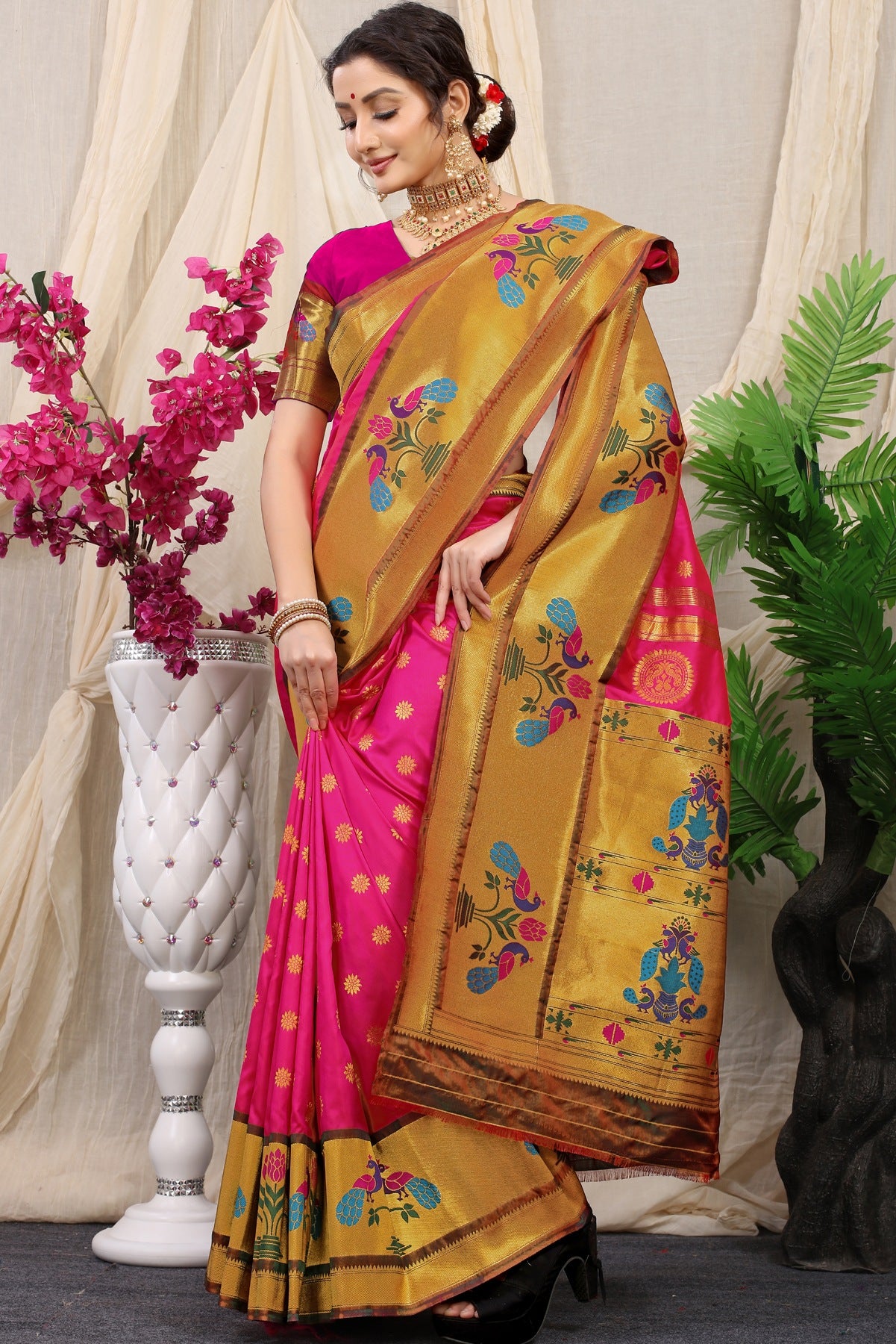 Hypnotic Pink Paithani Silk Saree With Splendorous Blouse Piece