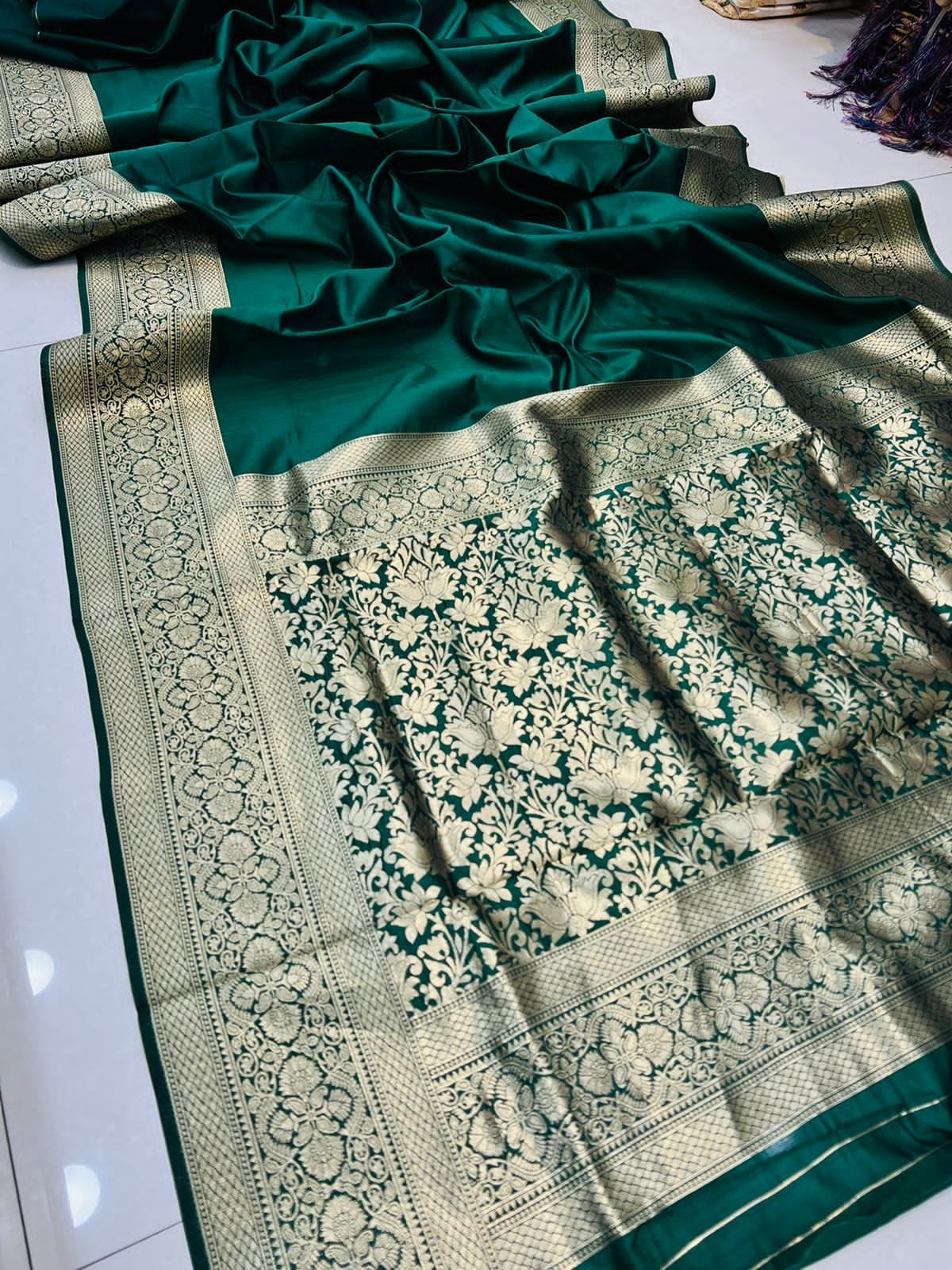 Refreshing Dark Green Soft Banarasi Silk Saree With Intricate Blouse Piece