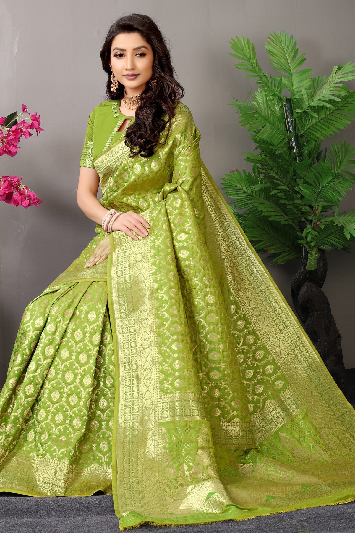 Beautiful Green Banarasi Silk Saree With Fairytale Blouse Piece