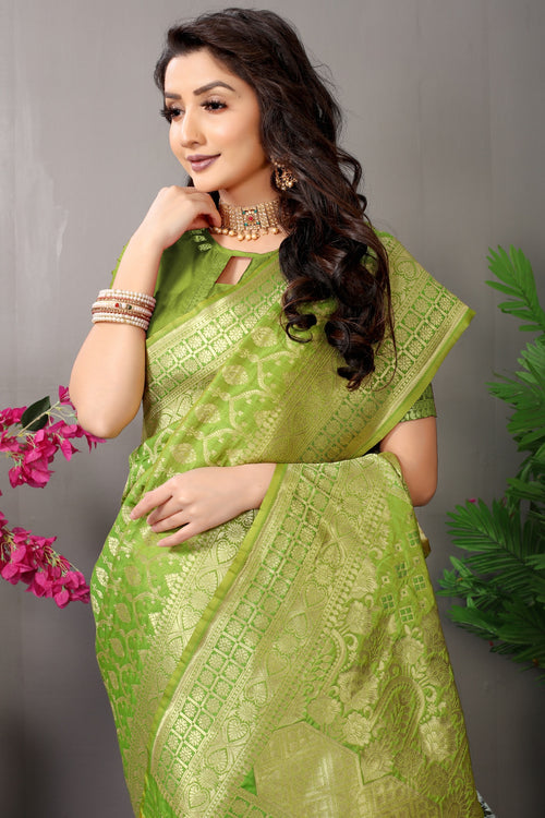 Load image into Gallery viewer, Beautiful Green Banarasi Silk Saree With Fairytale Blouse Piece
