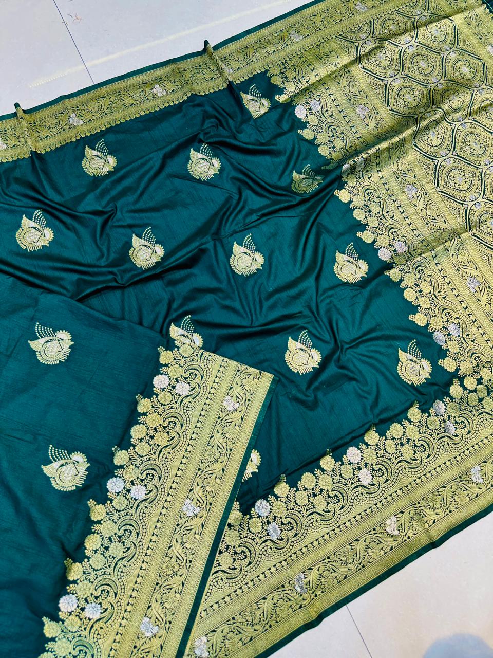 Super classy Dark Green Banarasi Silk Saree With Splendorous Blouse Piece
