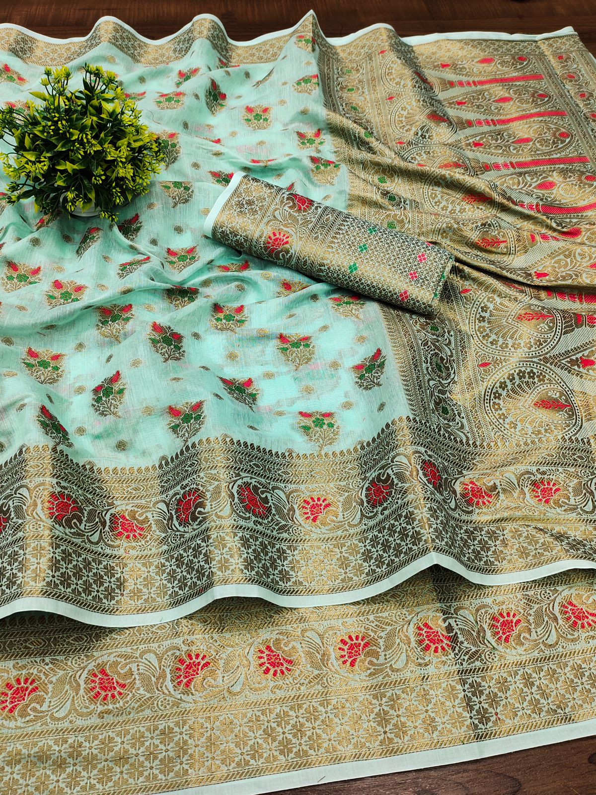 Chatoyant Sky Linen Silk Saree With Sizzling Blouse Piece