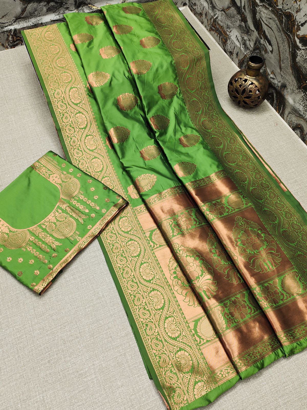 Mesmerising Green Banarasi Silk Saree With Smashing Blouse Piece