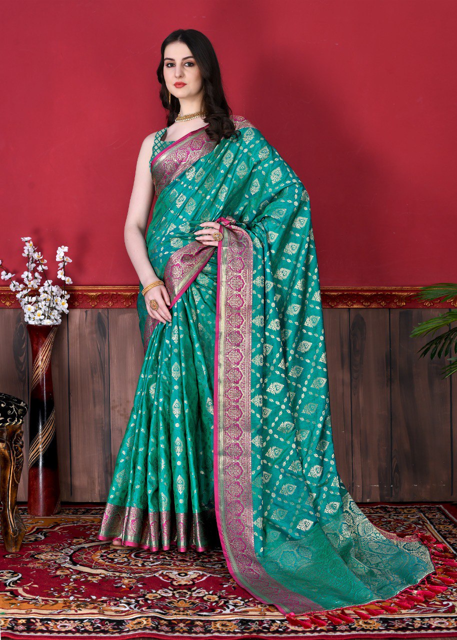 Jazzy Rama Banarasi Silk Saree With Classic Blouse Piece