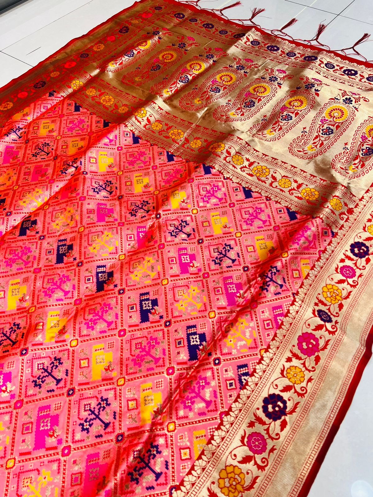 Woebegone Peach Paithani Silk Saree With Exquisite Blouse Piece