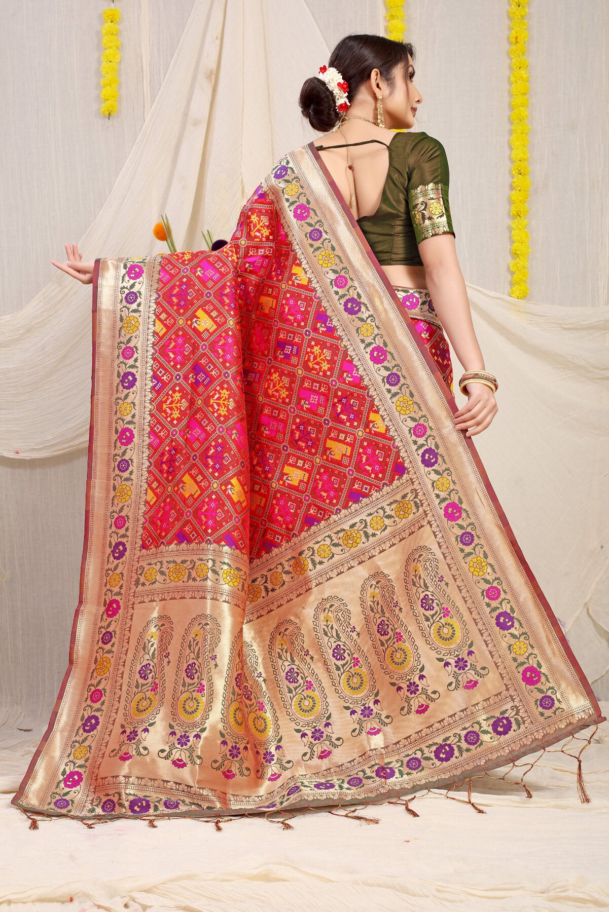 Vestigial Red Paithani Silk Saree With Admirable Blouse Piece