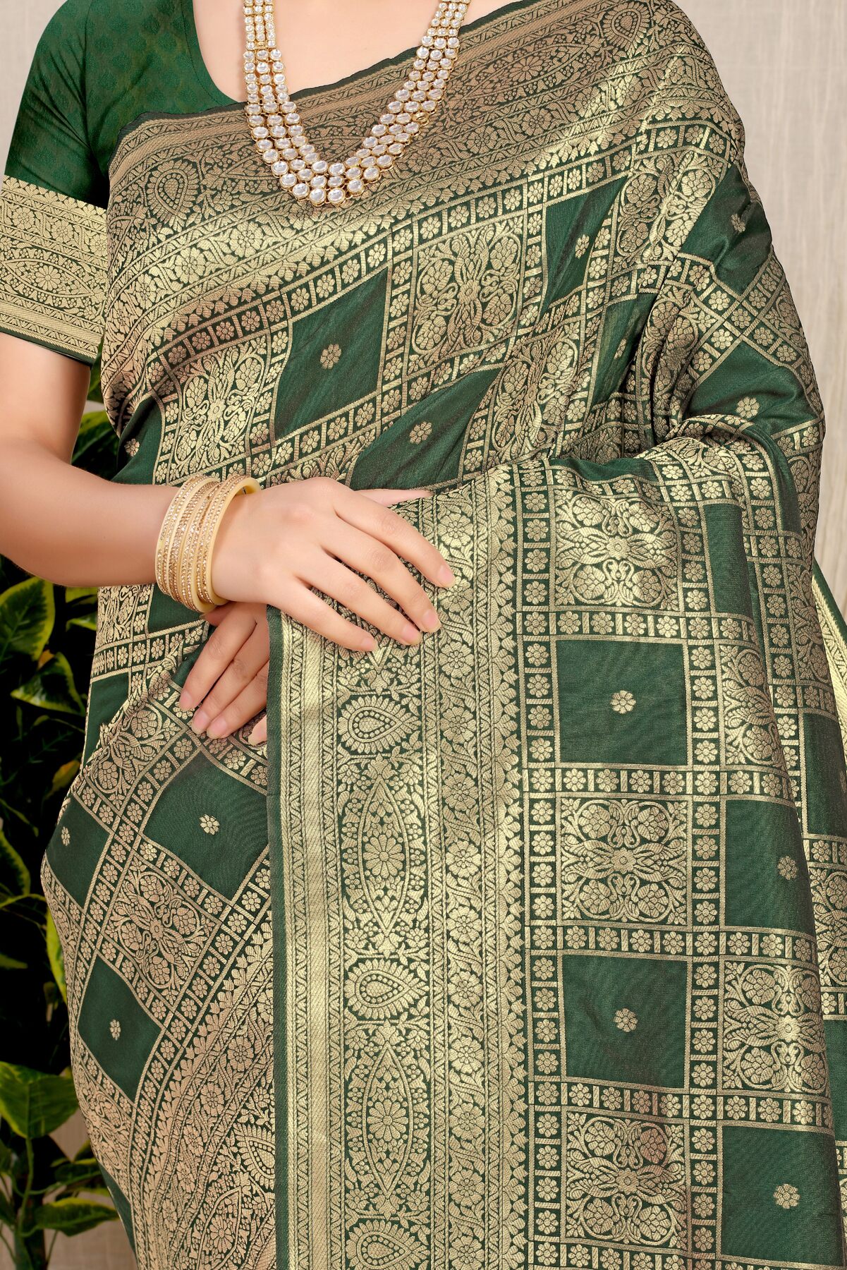 Sizzling Dark Green Kanjivaram Silk Saree With Glittering Blouse Piece