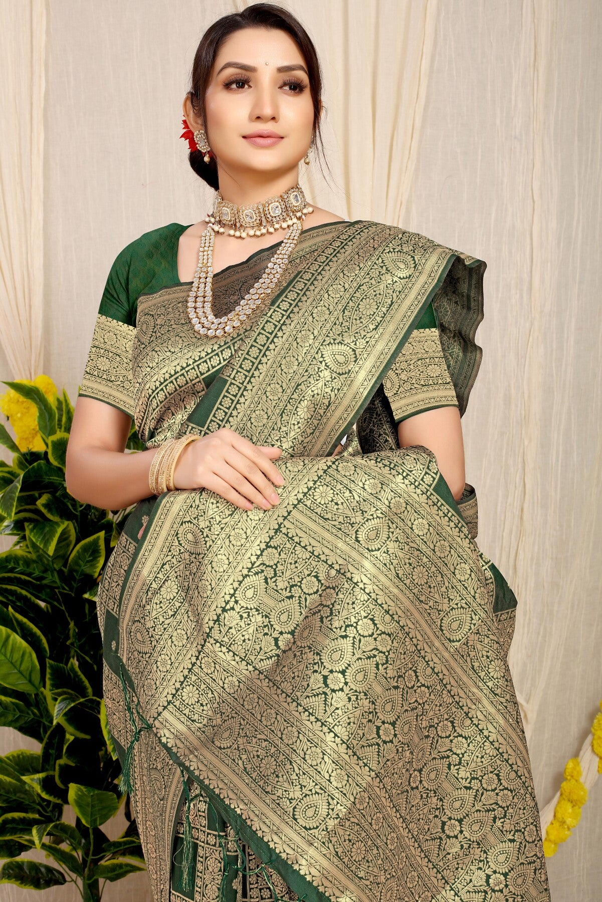 Sizzling Dark Green Kanjivaram Silk Saree With Glittering Blouse Piece