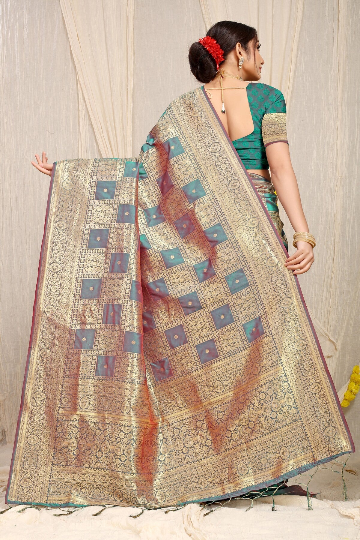 Capricious Grey Kanjivaram Silk Saree With Glittering Blouse Piece