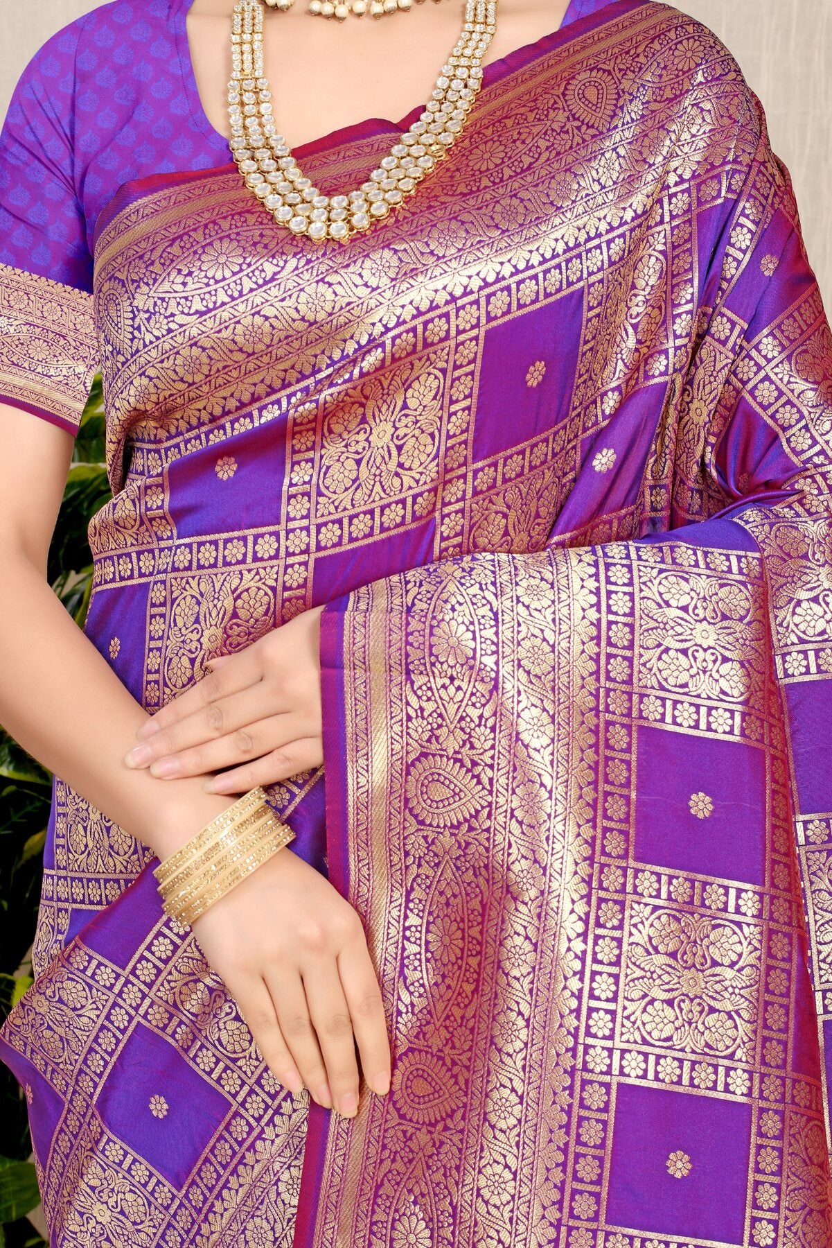 Staring Mehndi Kanjivaram Silk Saree With Glittering Blouse Piece