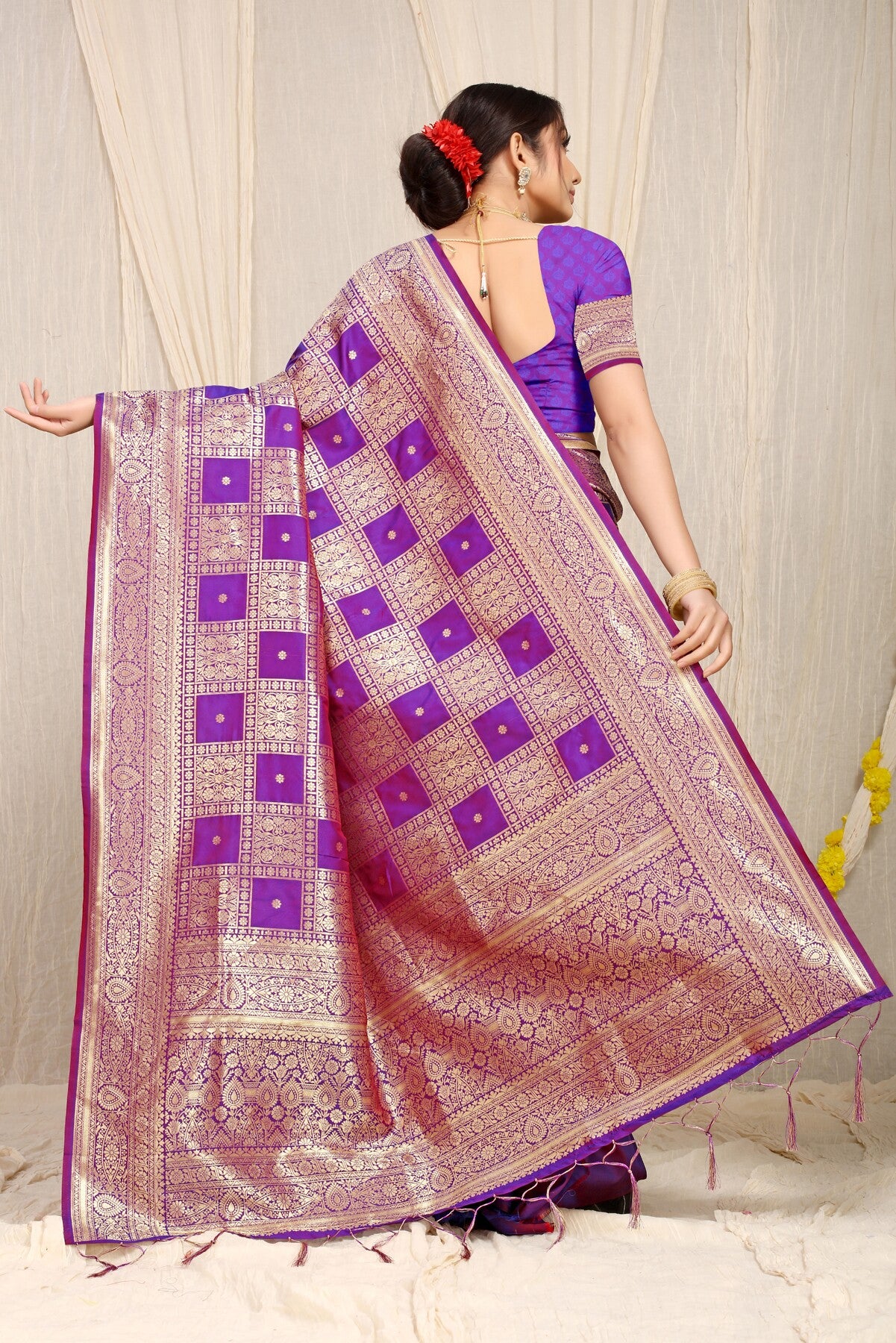 Staring Mehndi Kanjivaram Silk Saree With Glittering Blouse Piece