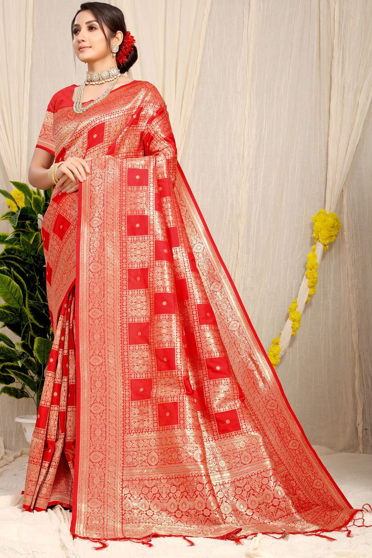 Deserving Red Kanjivaram Silk Saree With Glittering Blouse Piece