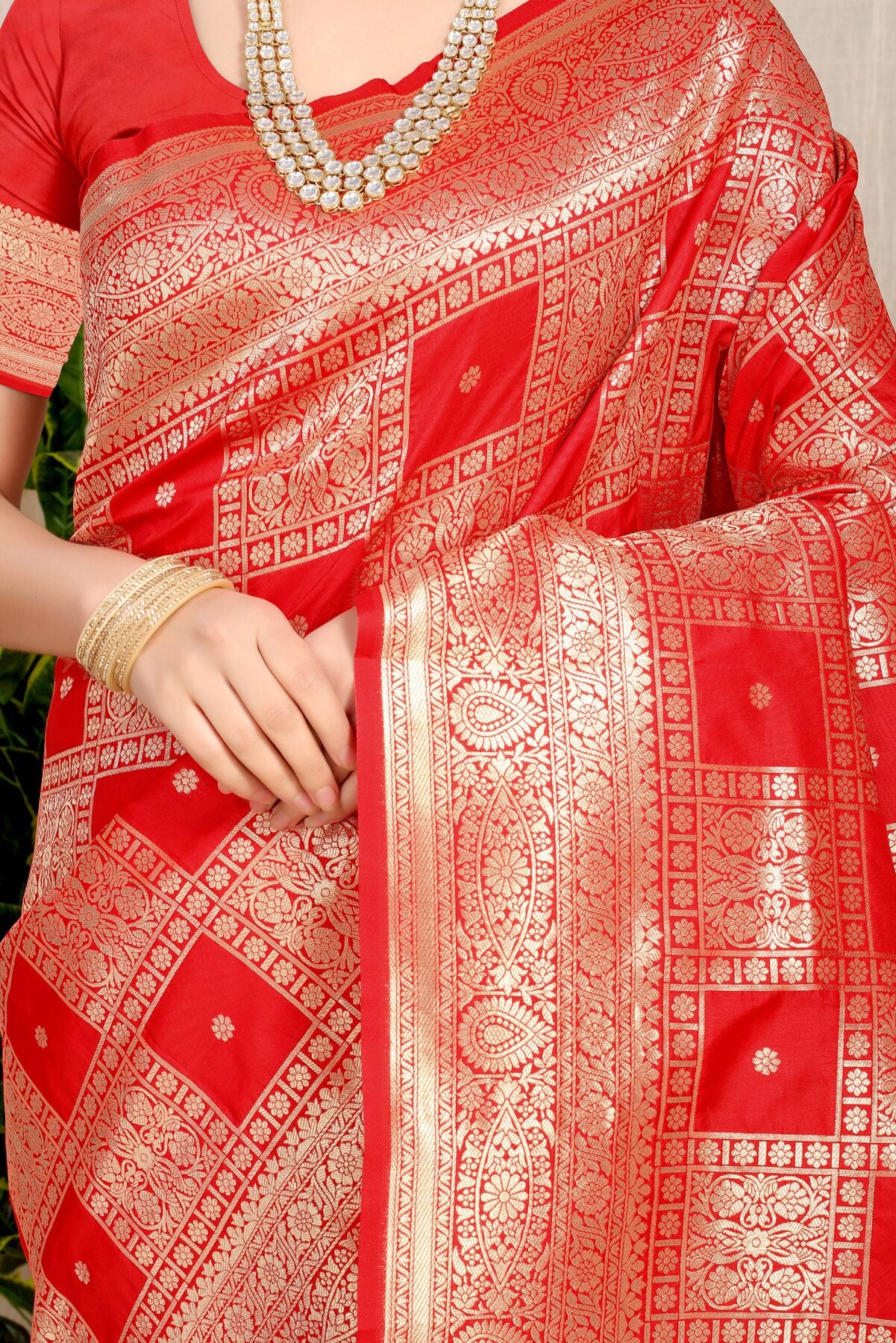 Deserving Red Kanjivaram Silk Saree With Glittering Blouse Piece