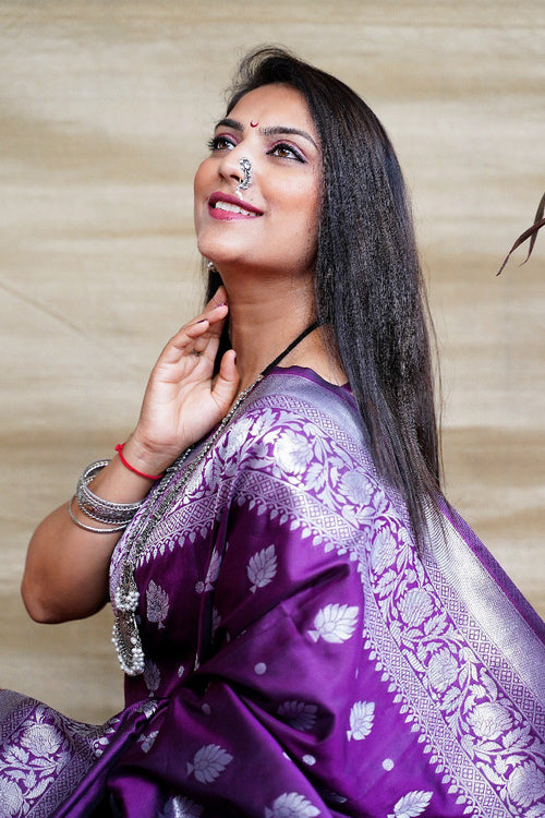 Load image into Gallery viewer, Incomparable Purple Banarasi Silk Saree With Symmetrical Blouse Piece
