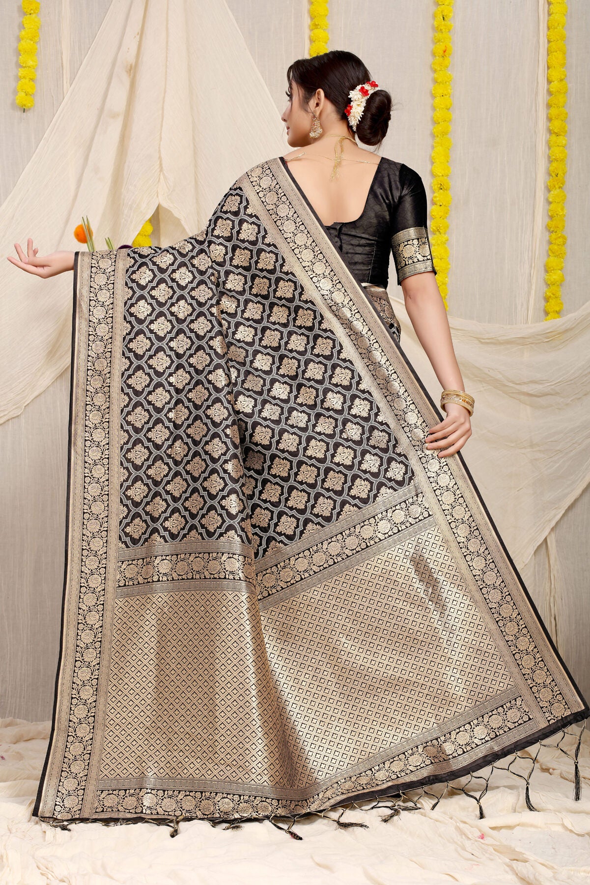 Pleasant Black Kanjivaram Silk With Tempting Blouse Piece