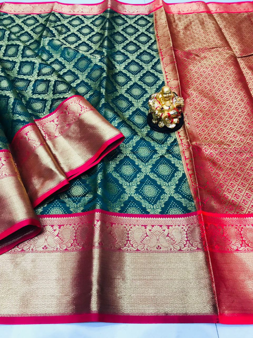 Dissemble Green Kanjivaram Silk With Beauteous Blouse Piece