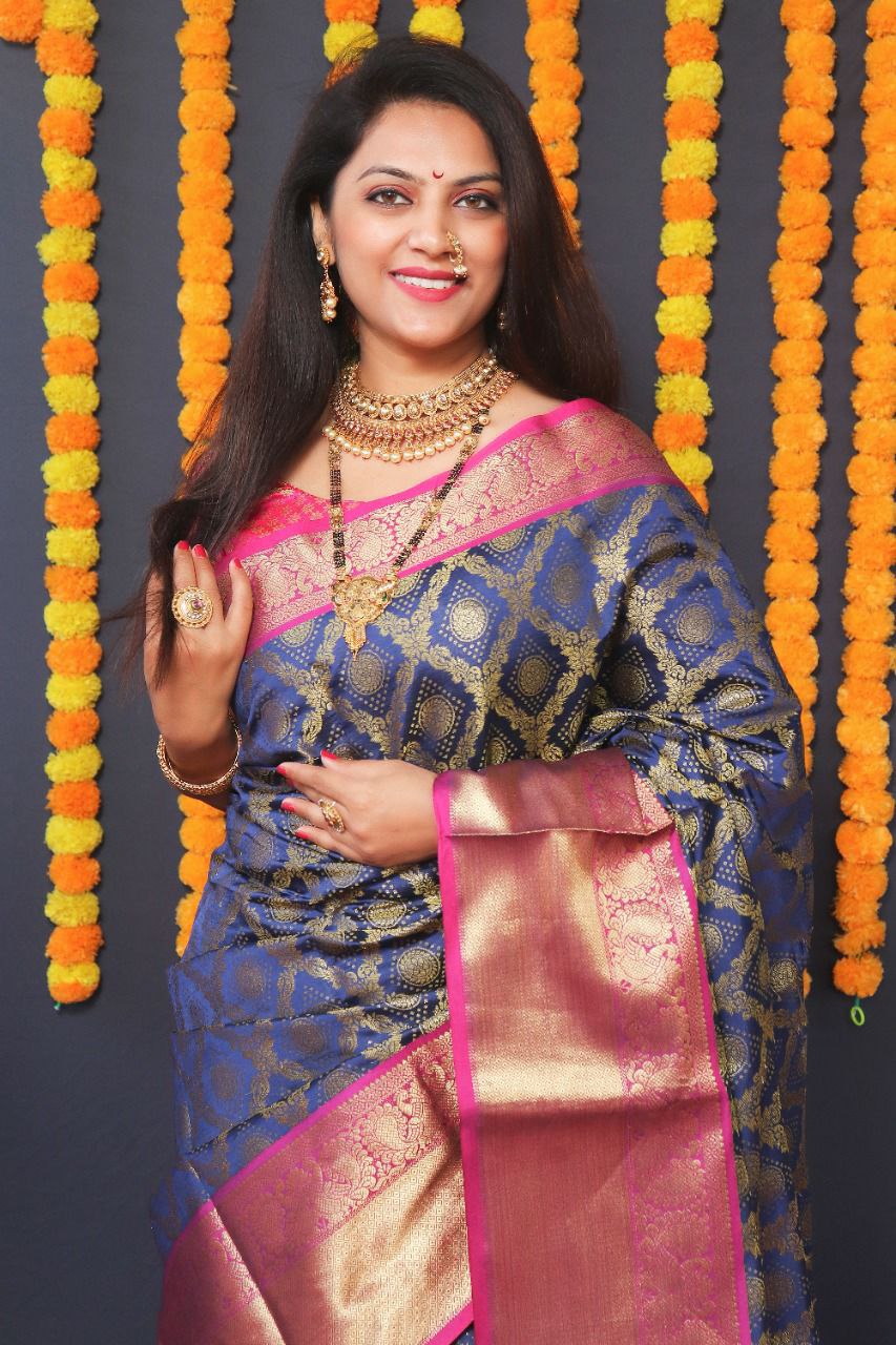 Glittering Navy Blue Kanjivaram Silk With Beauteous Blouse Piece