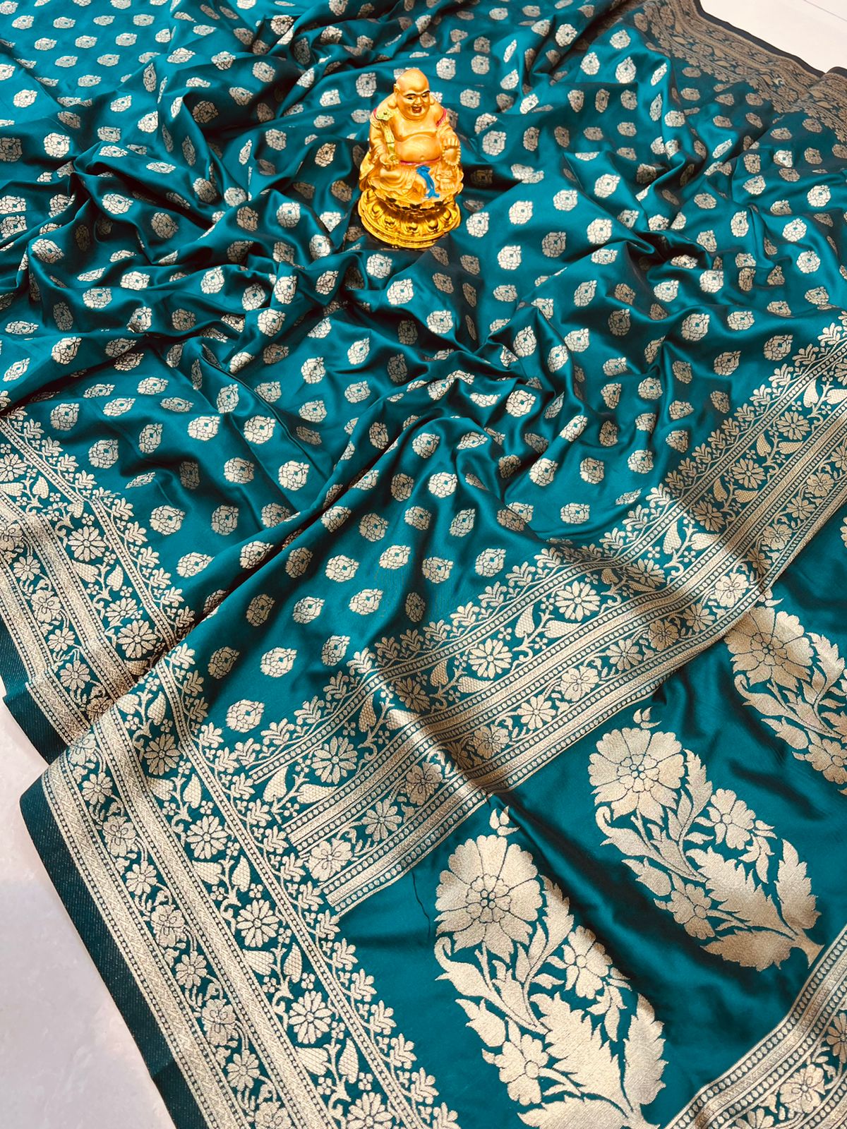 Forbearance Rama Banarasi Silk Saree With Seraglio Blouse Piece