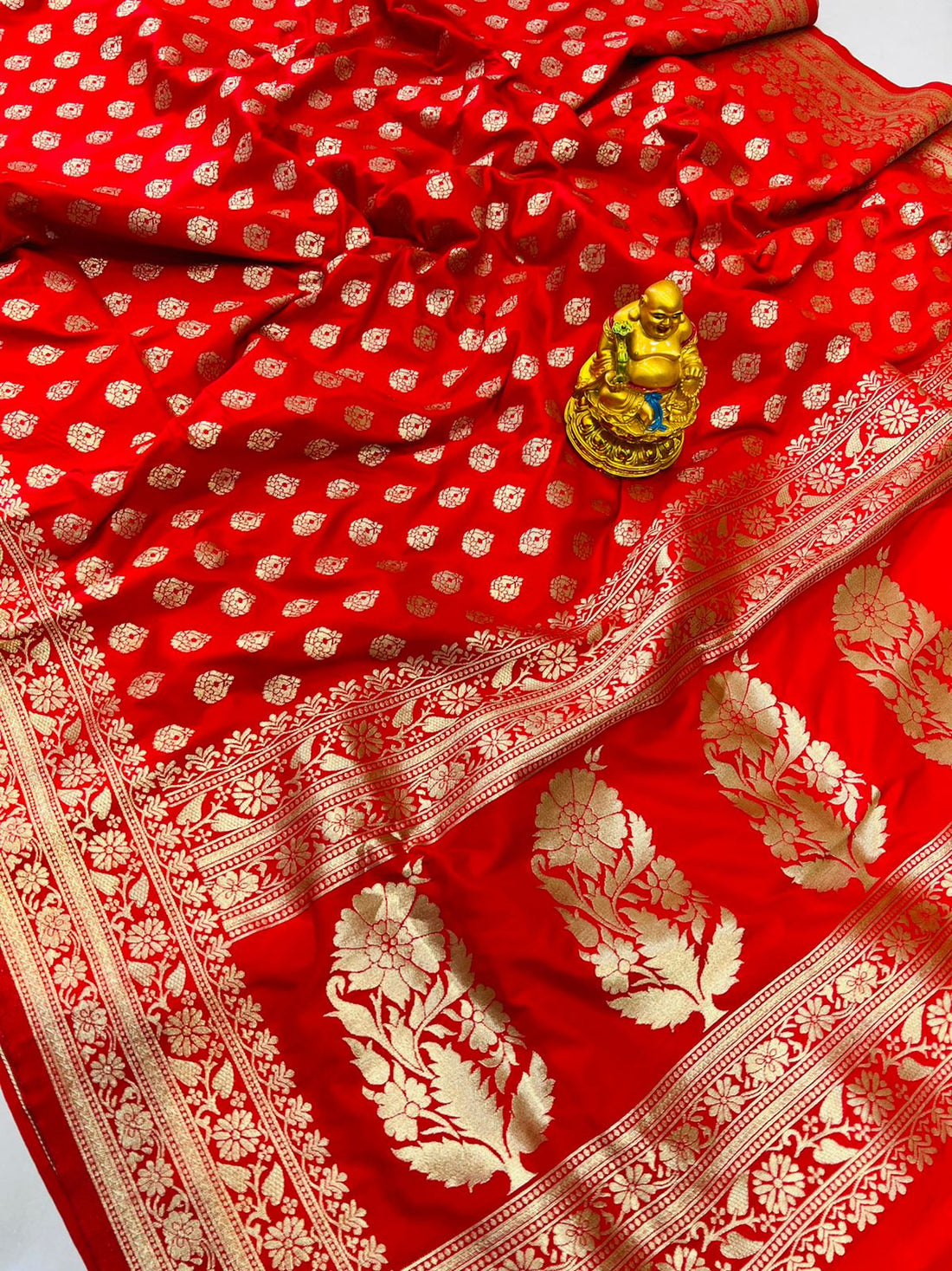 Fugacious Red Banarasi Silk Saree With Seraglio Blouse Piece