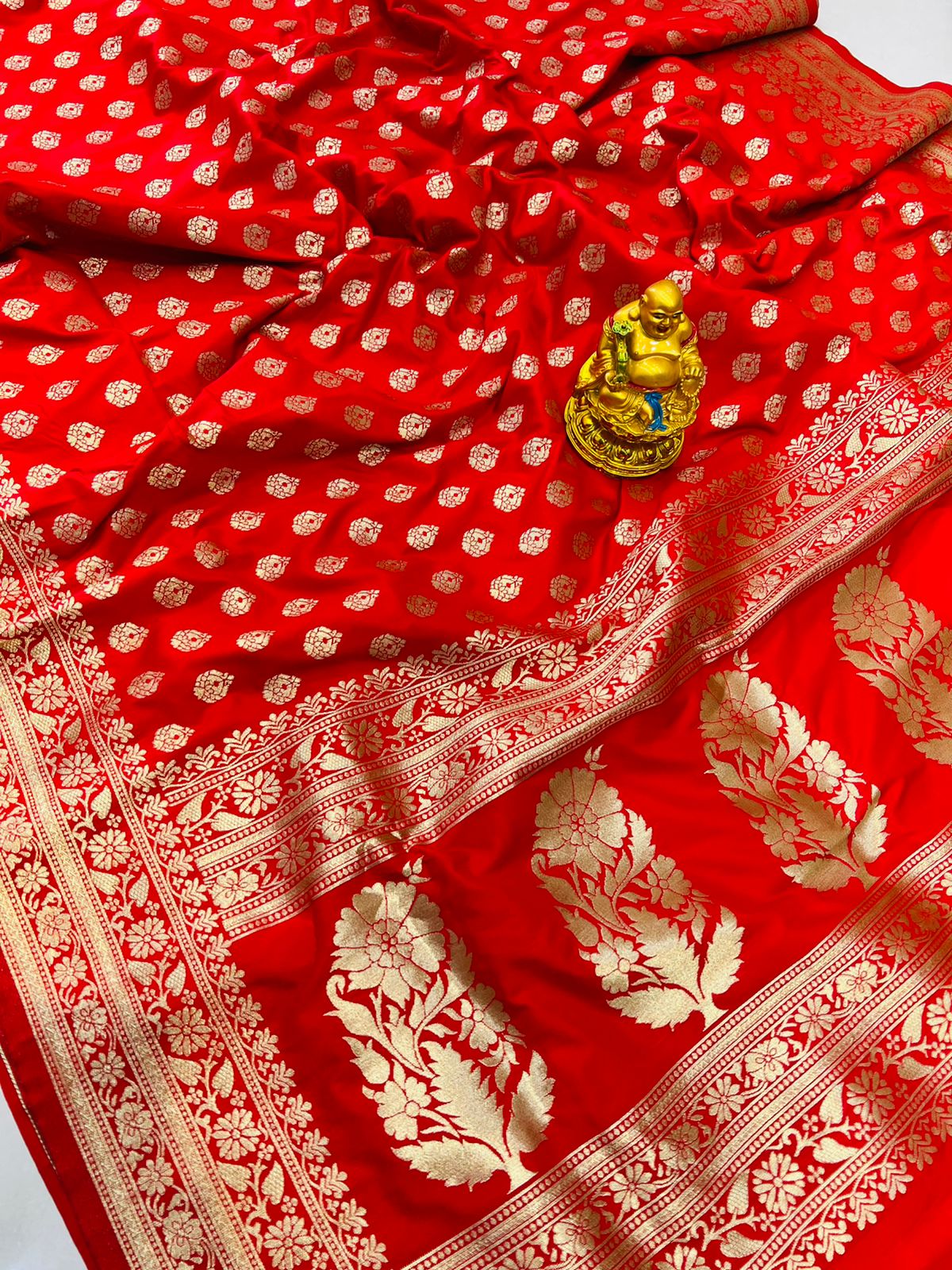 Fugacious Red Banarasi Silk Saree With Seraglio Blouse Piece