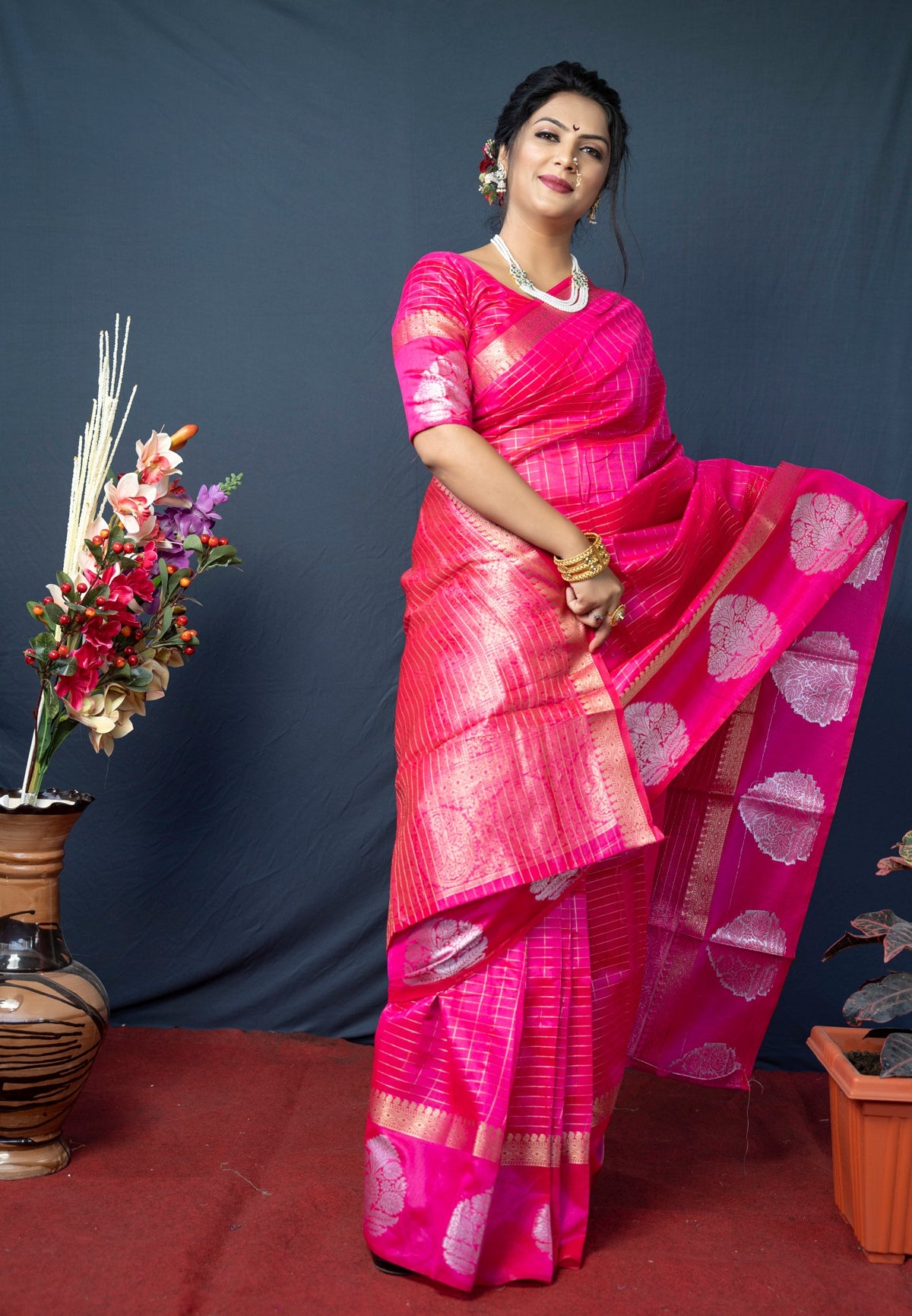 Engaging Dark Pink Linen Silk Saree With Super Mesmerising Blouse Piece