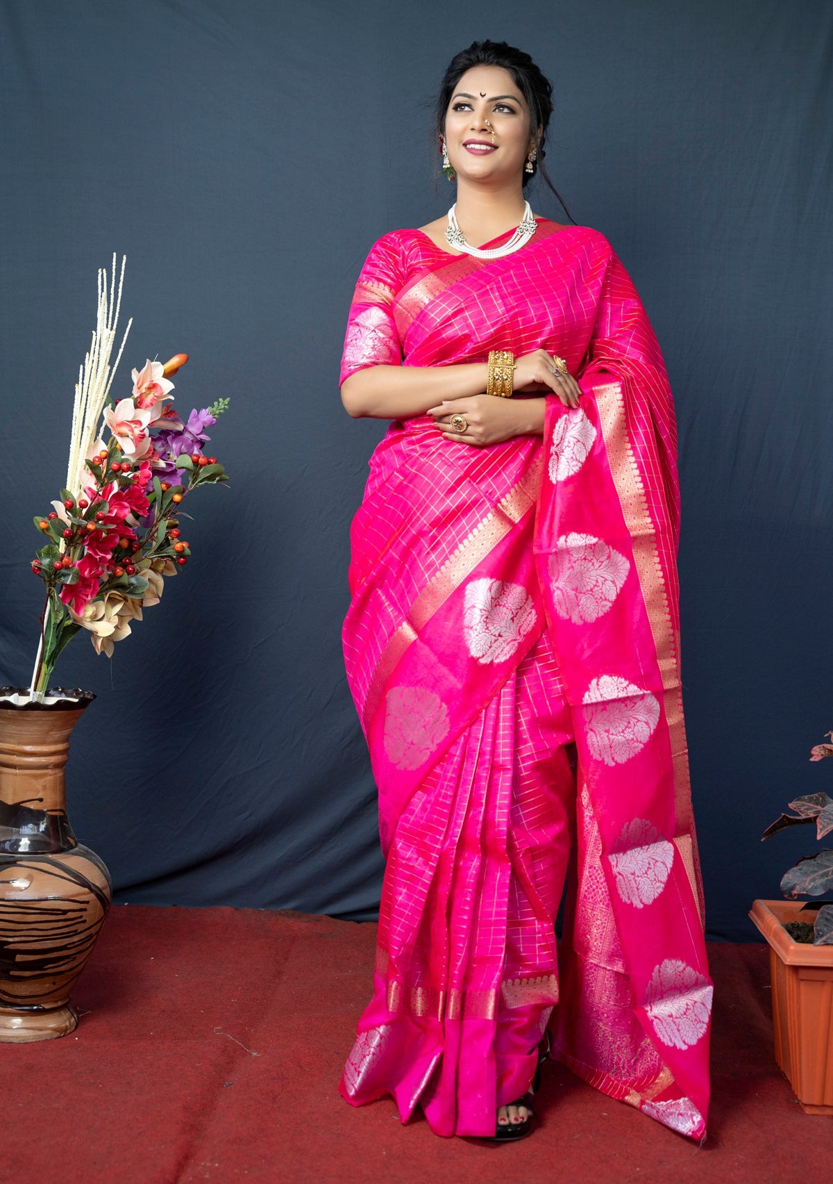 Engaging Dark Pink Linen Silk Saree With Super Mesmerising Blouse Piece