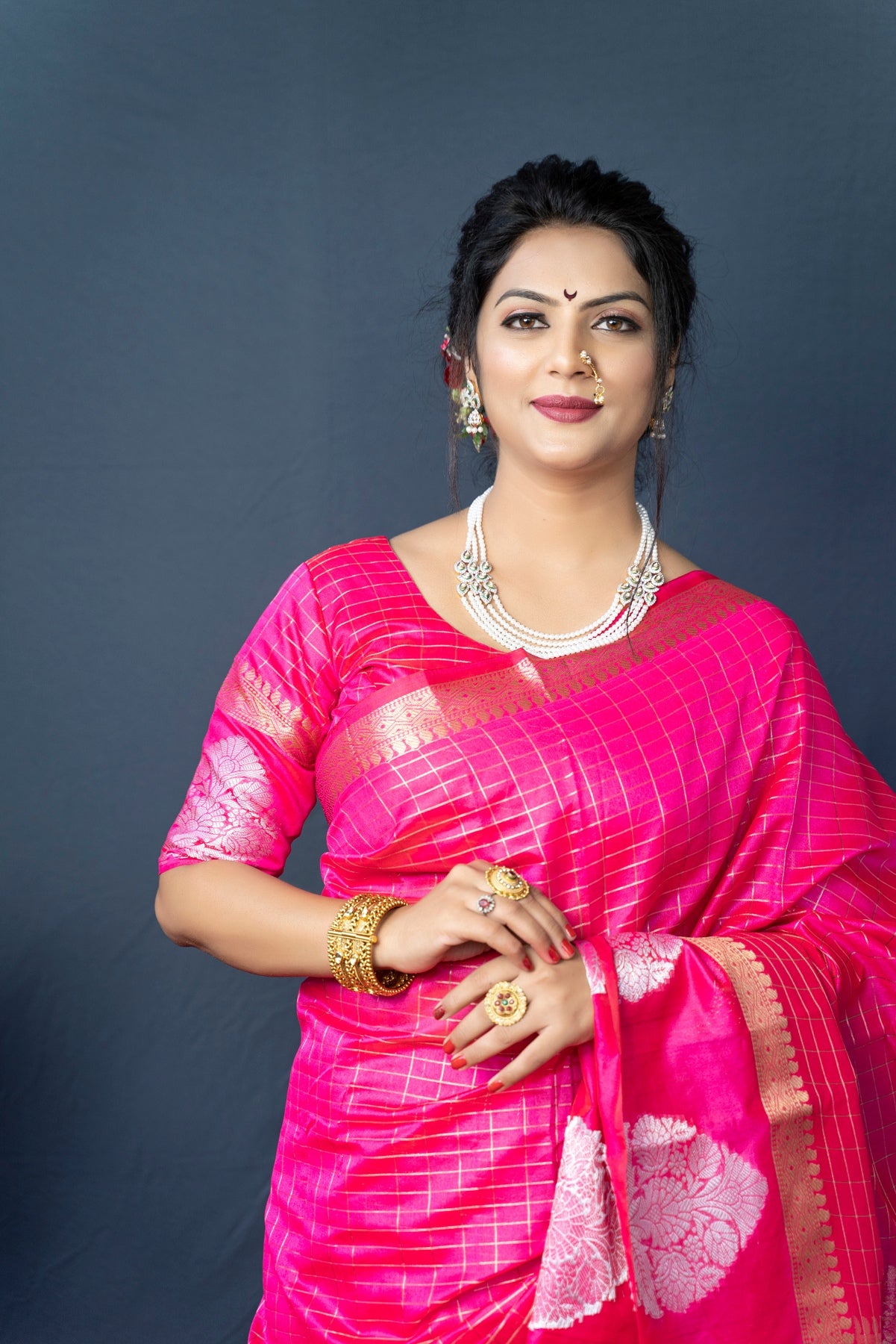 Engaging Dark Pink Linen Silk Saree With Super Mesmerising Blouse Piece