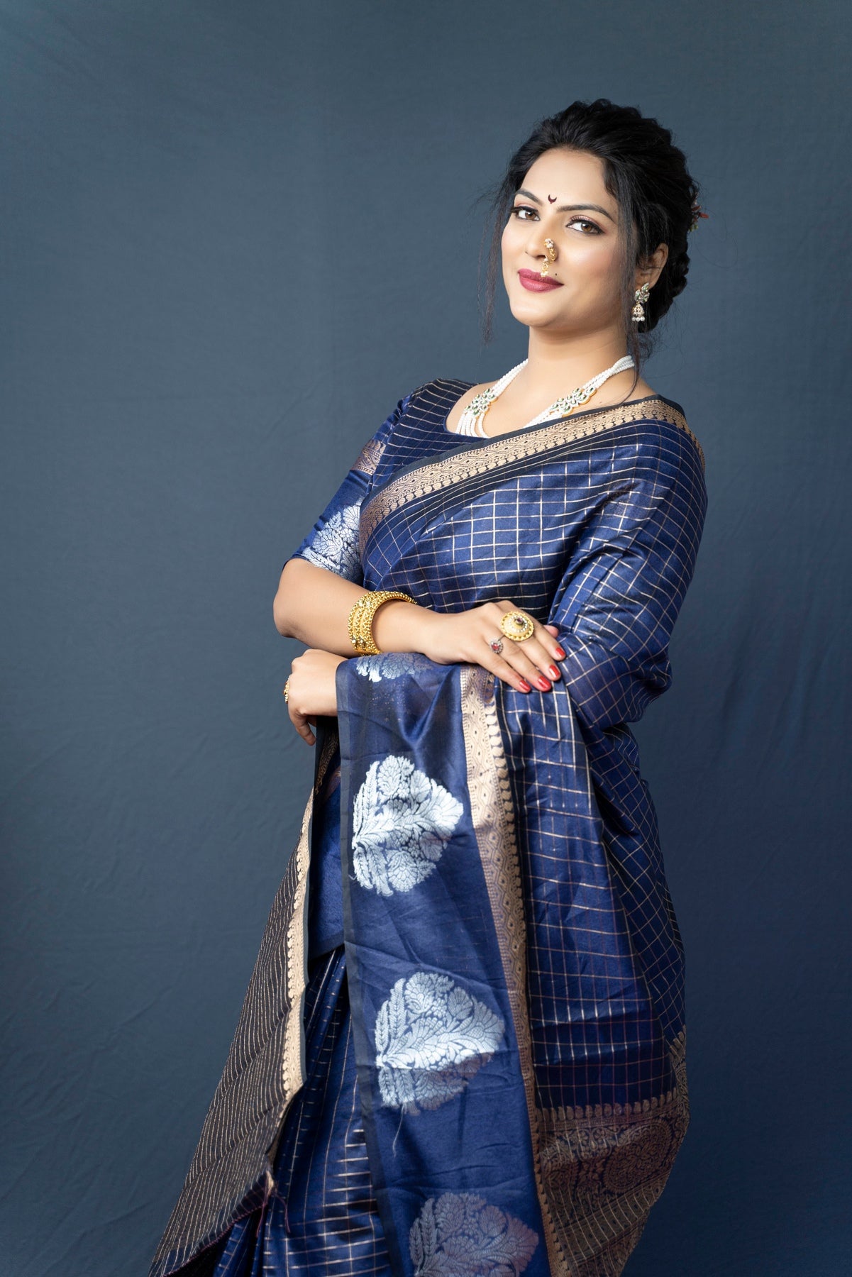 Splendiferous Navy Blue Linen Silk Saree With Super Mesmerising Blouse Piece