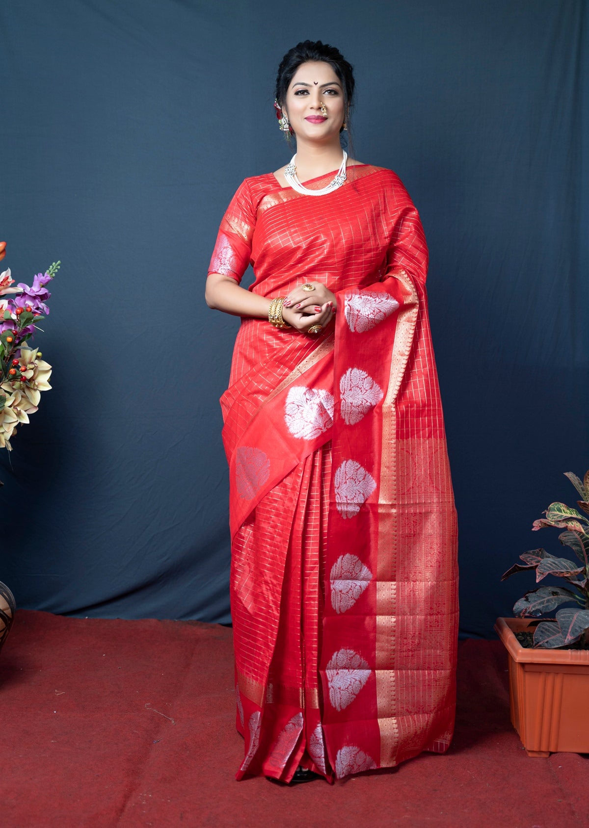 Amiable Red Linen Silk Saree With Super Mesmerising Blouse Piece